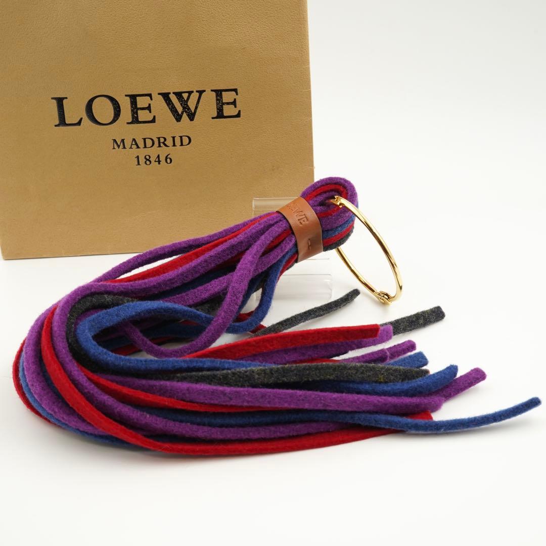 ✨新品未使用✨　LOEWE ロエベ　タッセル　キーホルダー　ロゴ刻印　フェルト