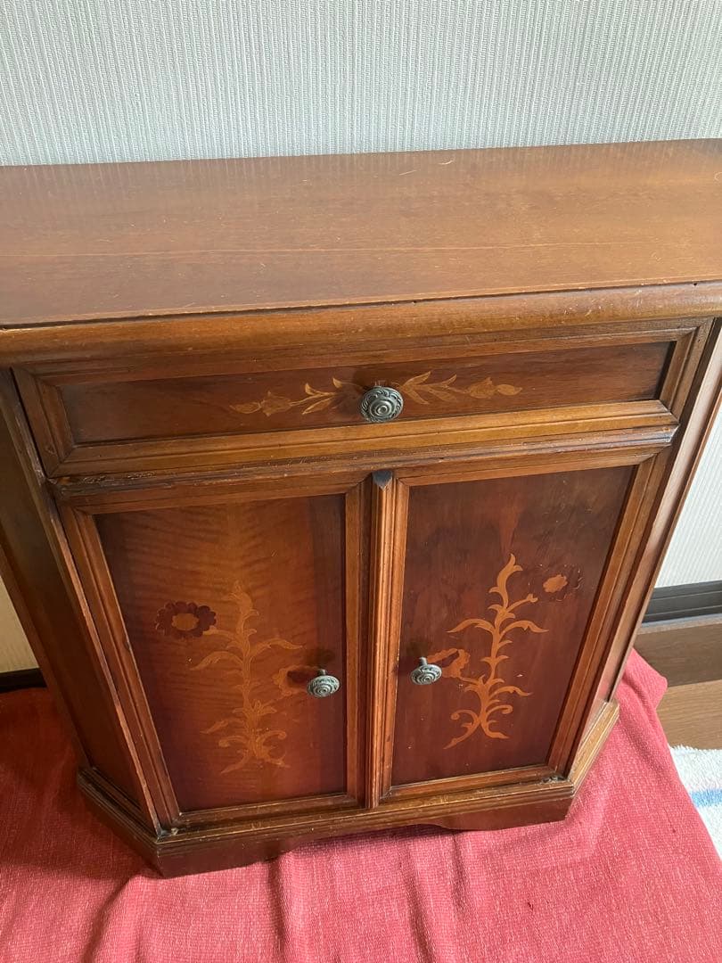 木製キャビネット　フローラルインレイ象嵌細工