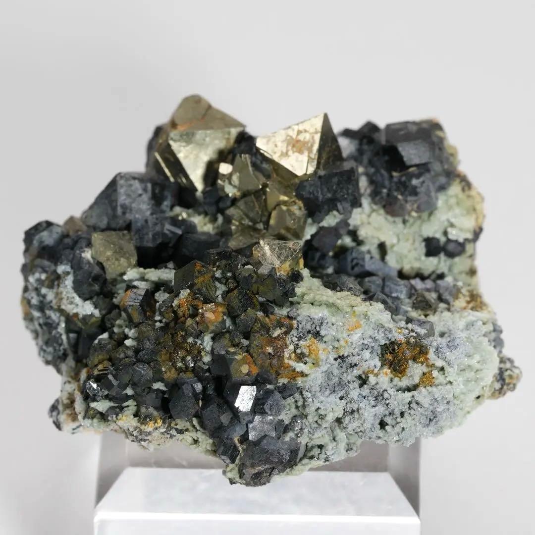 磁鉄鉱、黄鉄鉱(磁鉄鉱仮晶) イタリア産 43×35×26mm