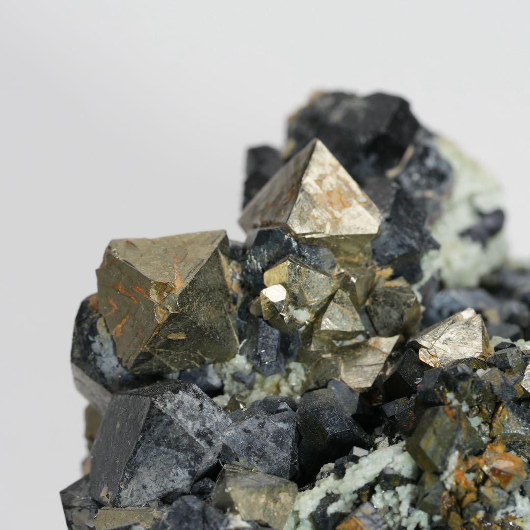 磁鉄鉱、黄鉄鉱(磁鉄鉱仮晶) イタリア産 43×35×26mm