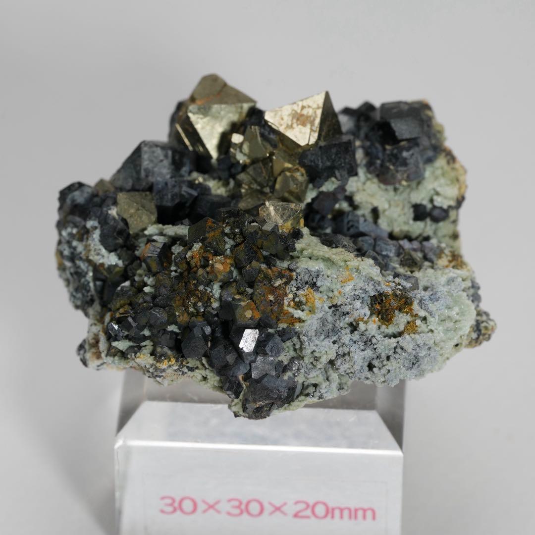 磁鉄鉱、黄鉄鉱(磁鉄鉱仮晶) イタリア産 43×35×26mm