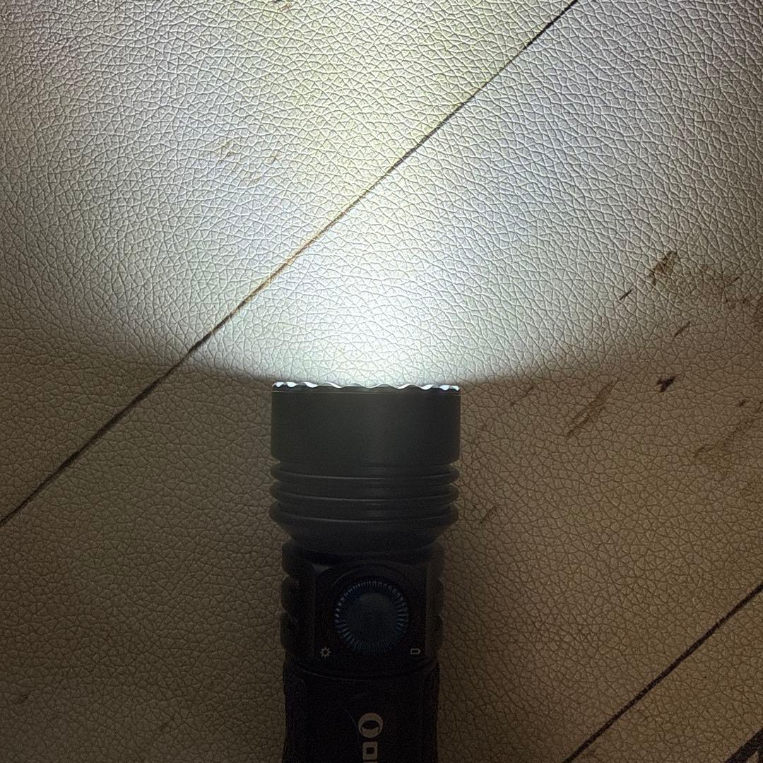 Olight オーライトSeeker 3 Pro 懐中電灯　フラッシュライト