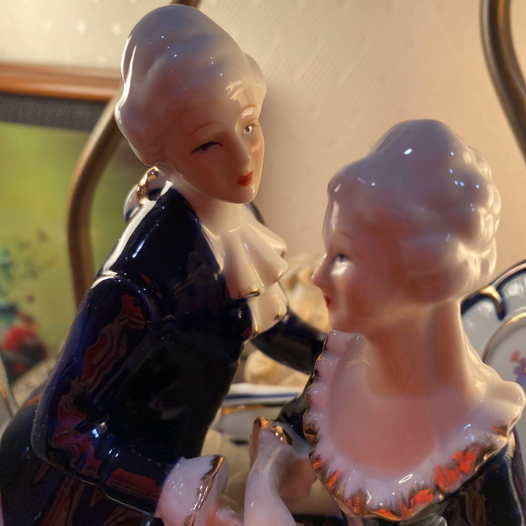 貴婦人と貴公子　陶器製　置物