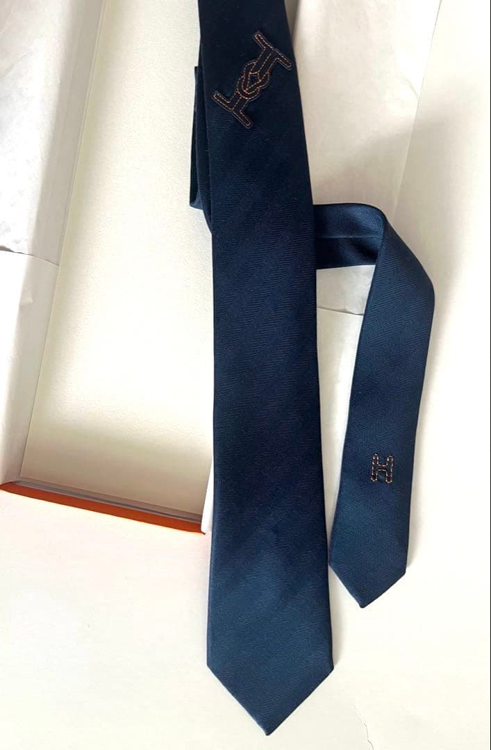 エルメス ネイビー 7センチ幅の細身でスタイリッシュなシルクネクタイ