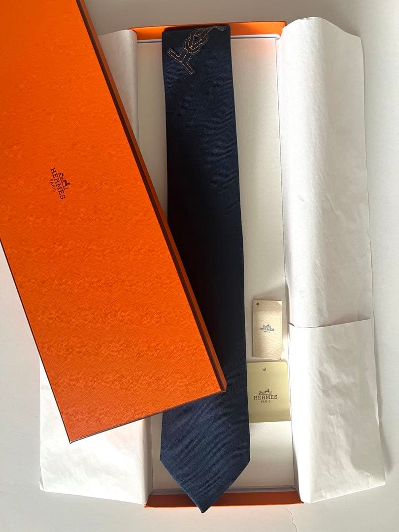 エルメス ネイビー 7センチ幅の細身でスタイリッシュなシルクネクタイ