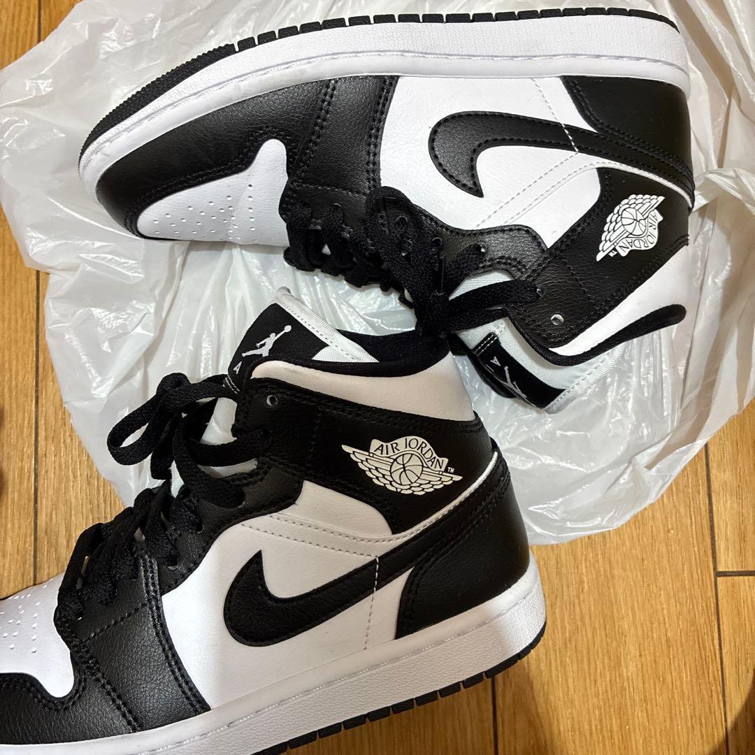 ナイキ エアジョーダン1 ミッド ブラック　ホワイト ブラック