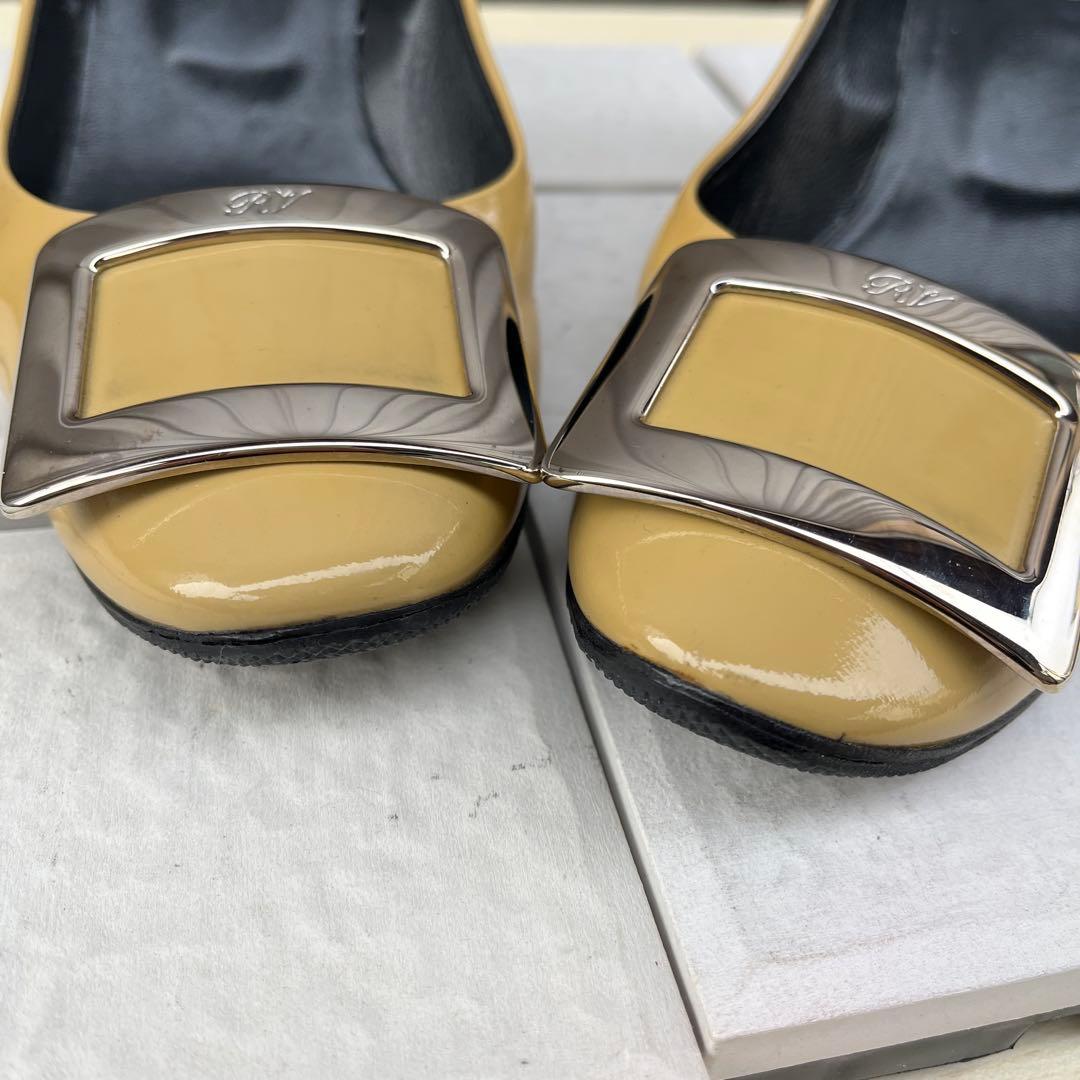 37 ROGER VIVIER 絵馬メル　パンプス　ベージュ　24