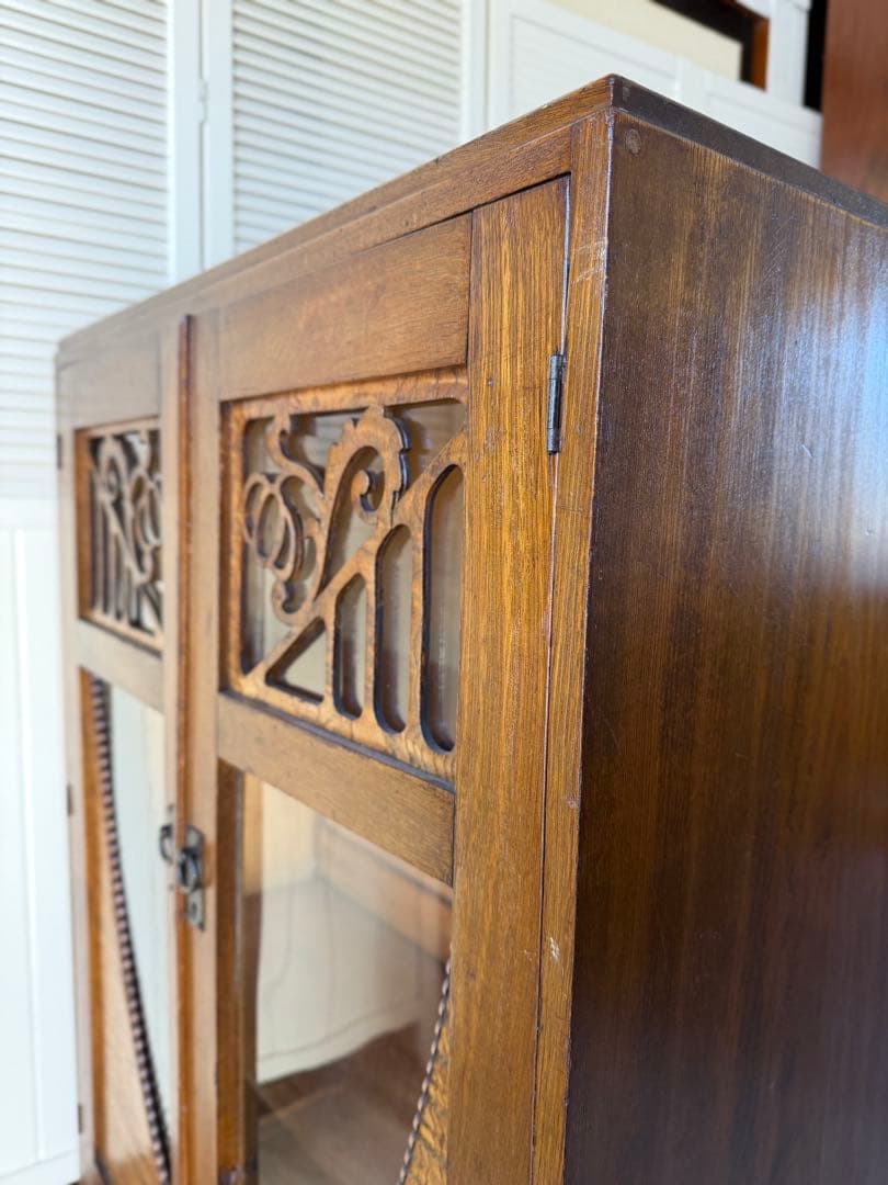 飾り棚 茶箪笥 レトロ 木製 古家具 アンティーク ゆらゆらガラス 木彫り