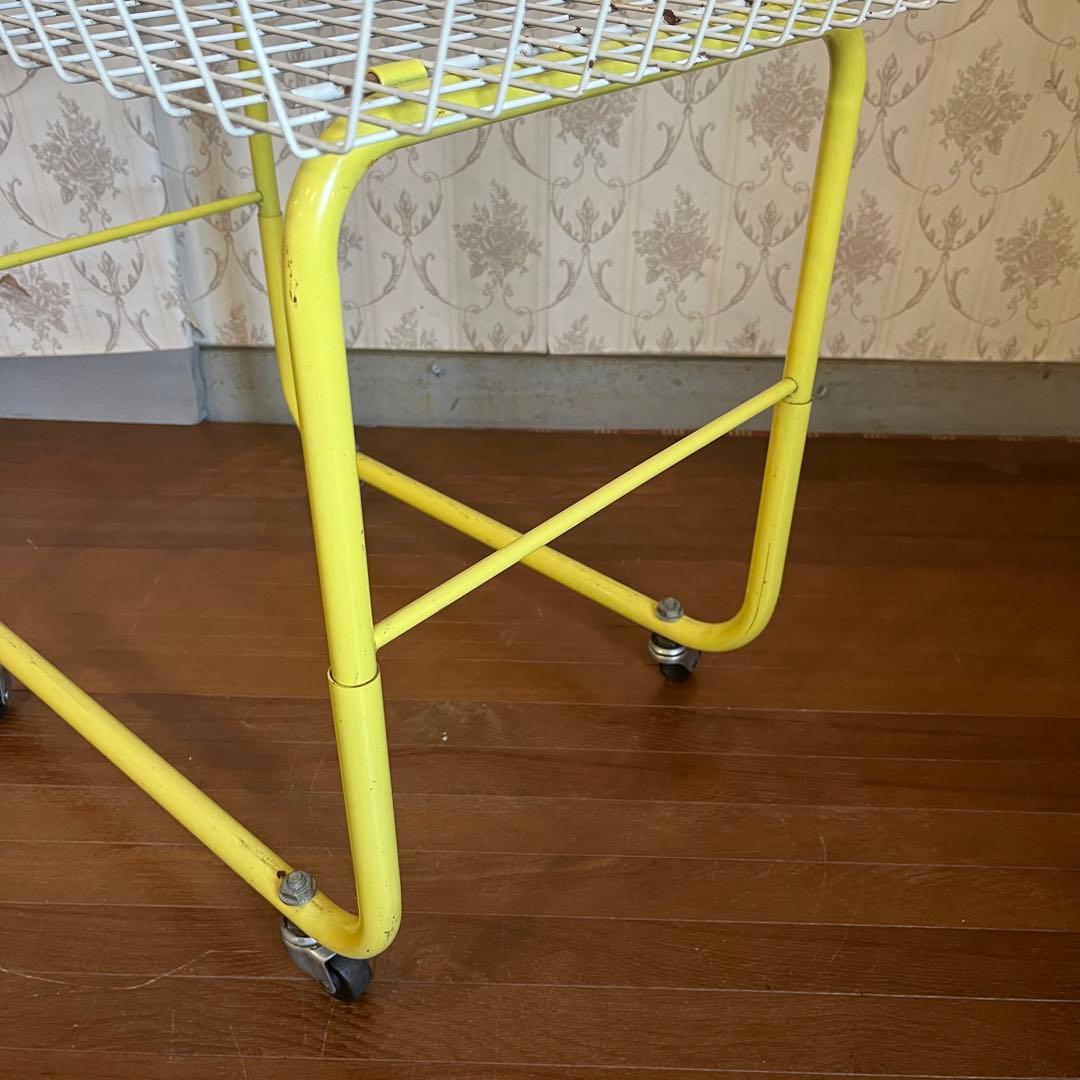 【アンティーク】昭和レトロ 黄色脚 白カゴ キャスター付ワイヤーラック 古道具