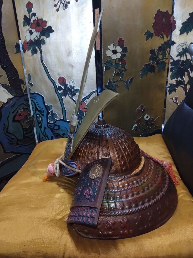 伝統的な日本の金属製兜