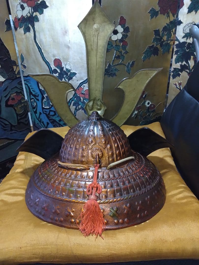 伝統的な日本の金属製兜