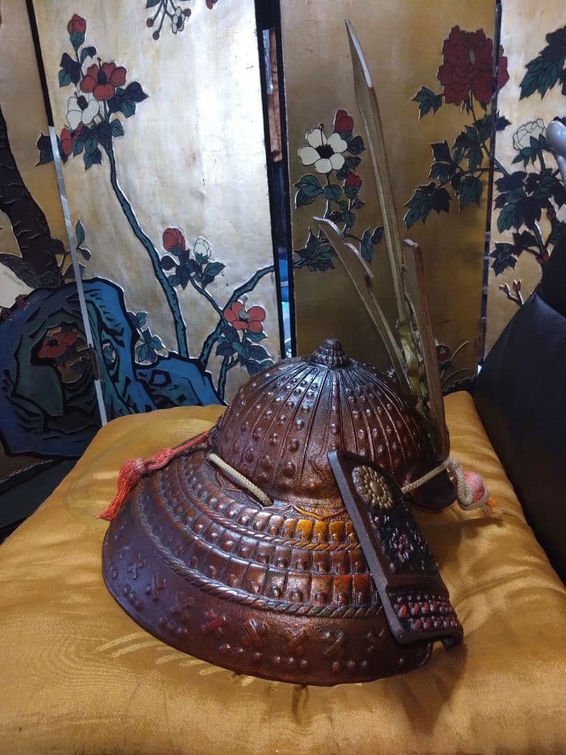 伝統的な日本の金属製兜