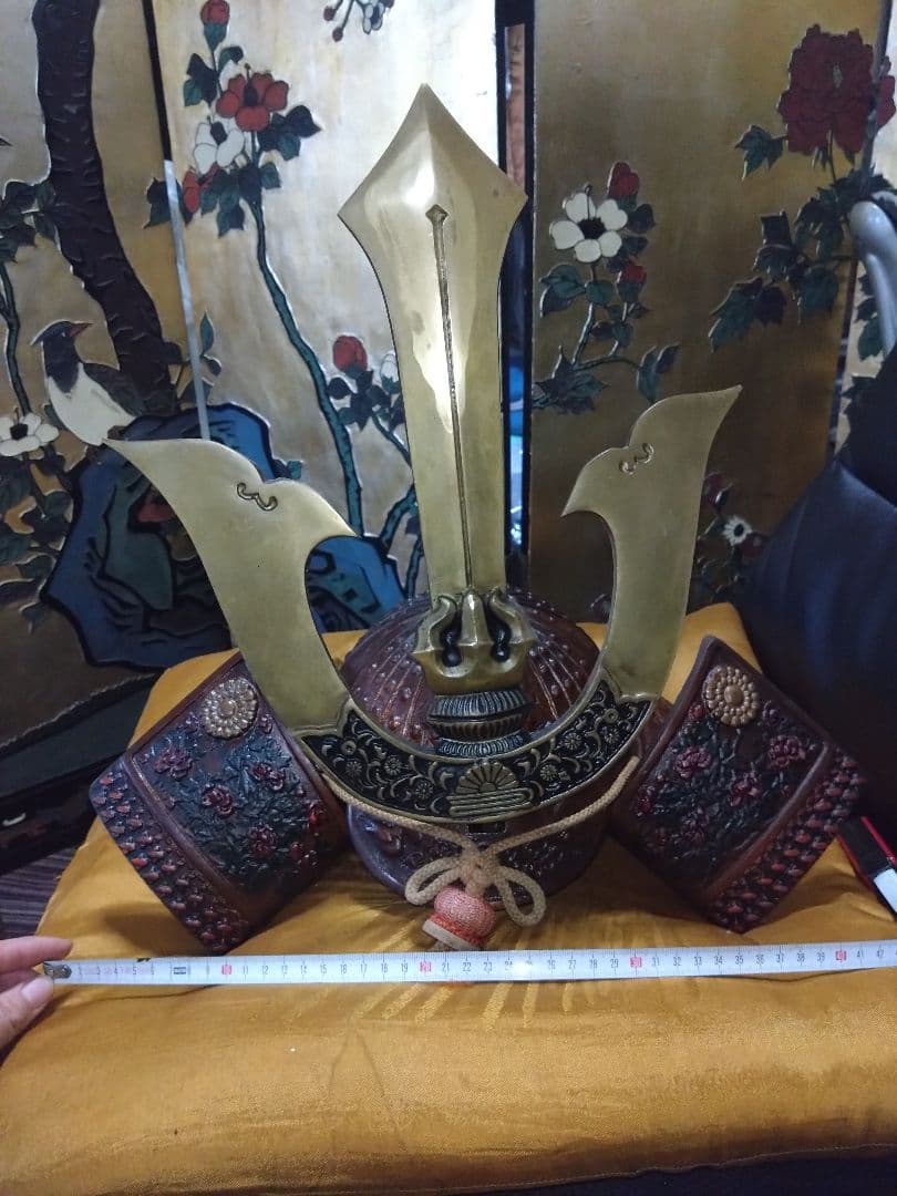 伝統的な日本の金属製兜