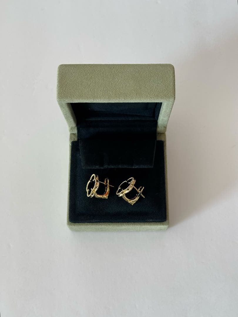 クローバーピアス◆ブラック×ゴールド金具