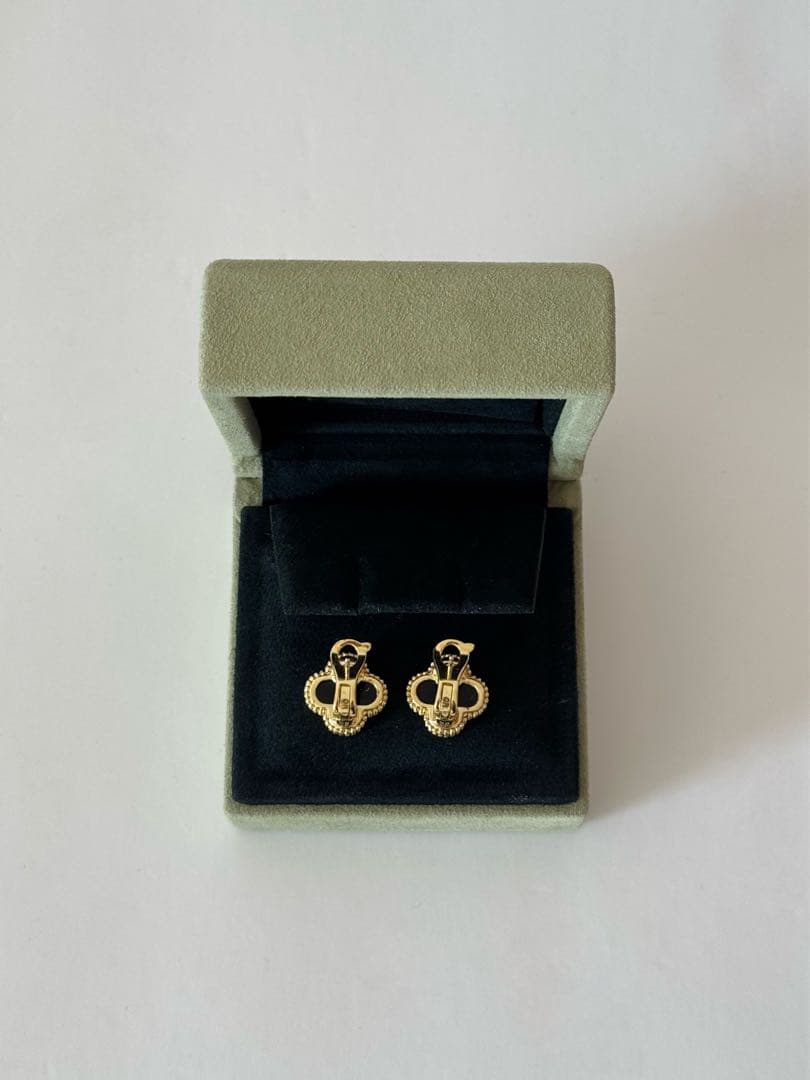 クローバーピアス◆ブラック×ゴールド金具