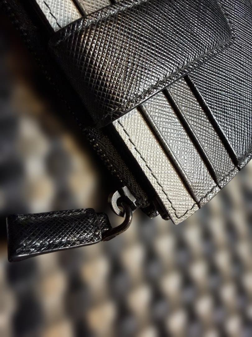 PRADA プラダ　折り財布　ブラック　サフィアーノ