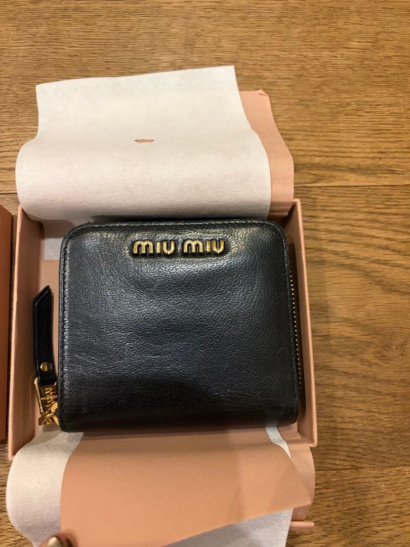 miumiu シンプル二つ折財布　ブラック