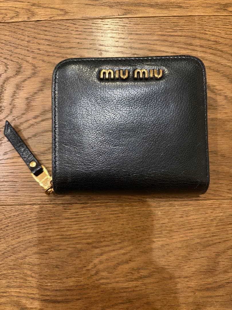 miumiu シンプル二つ折財布　ブラック