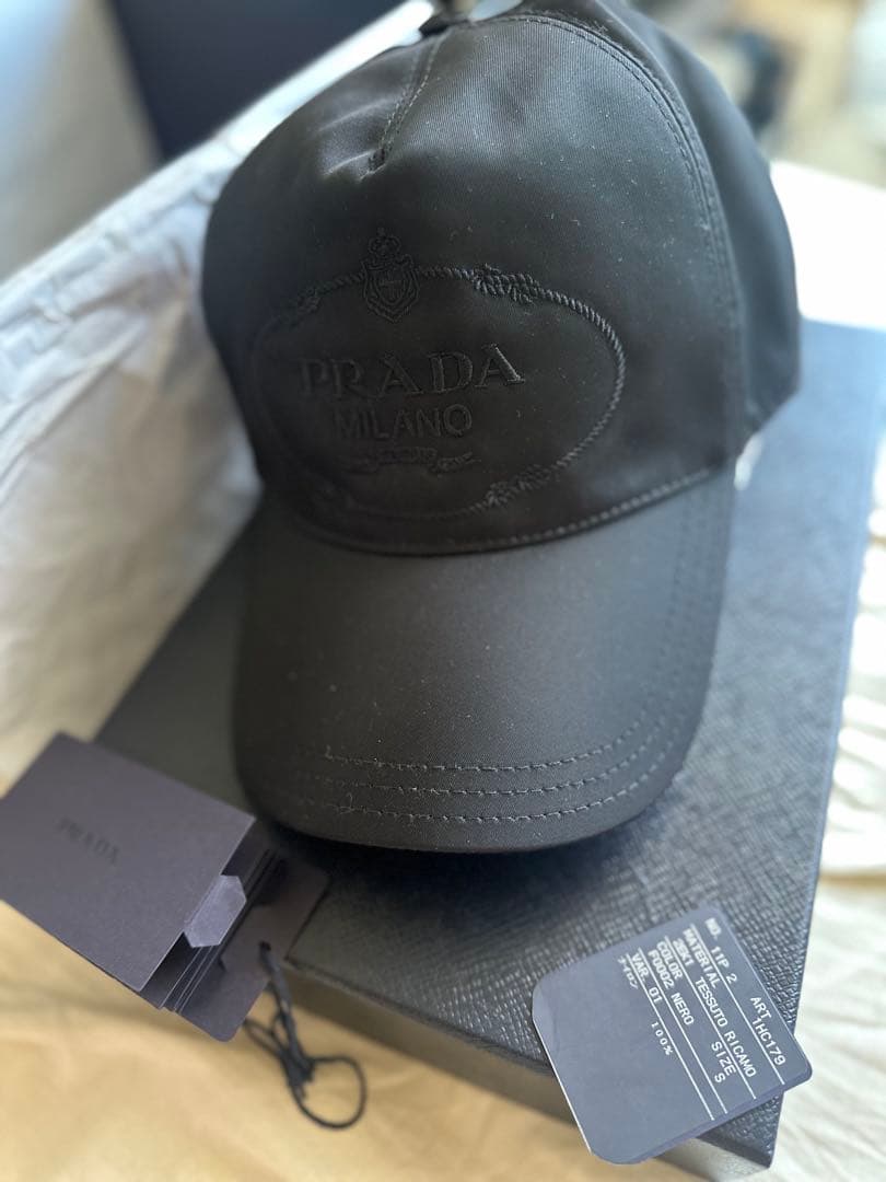 PRADA ベースボールキャップ