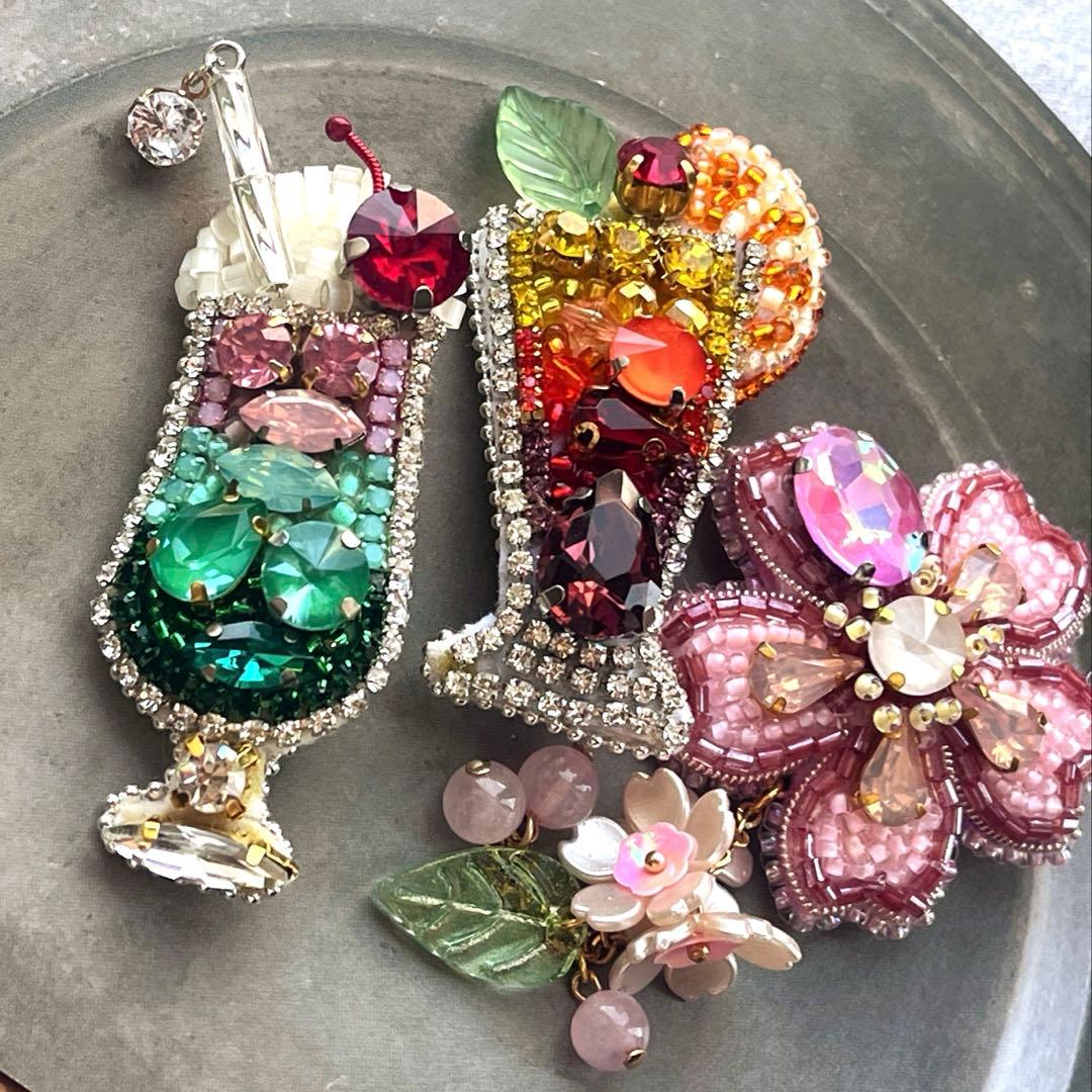 うさこ ビーズ 刺繍ブローチ ハンドメイドアクセサリー