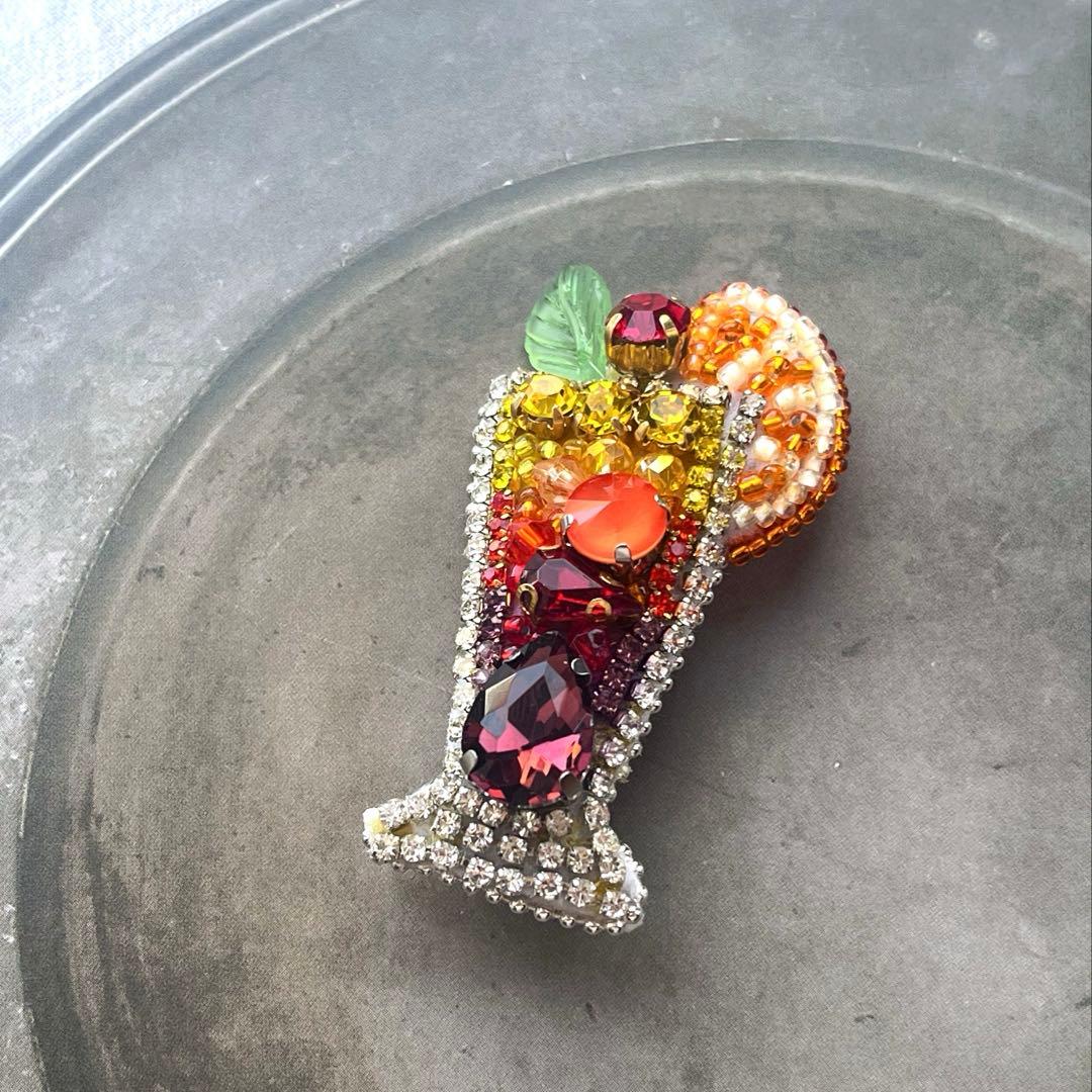 うさこ ビーズ 刺繍ブローチ ハンドメイドアクセサリー