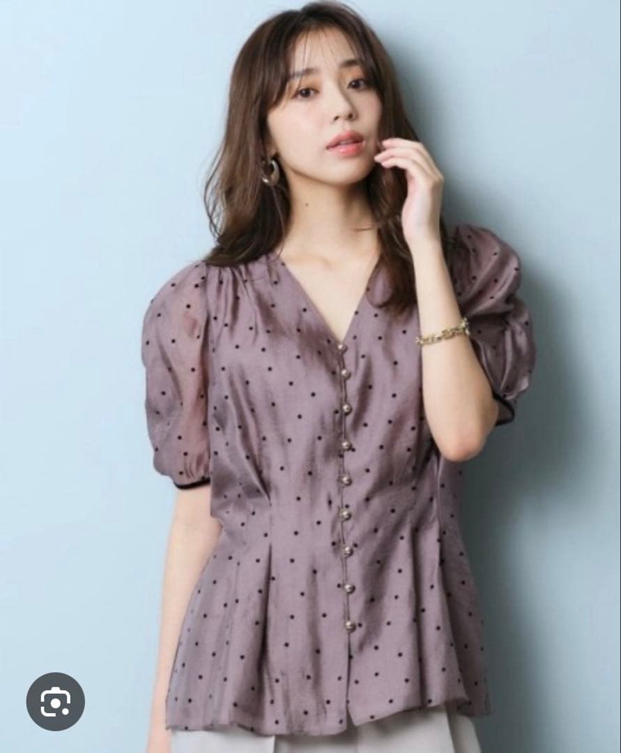 専用　新品、タグ付き！ジャスグリッティー ギャザースリーブフロッキーブラウス