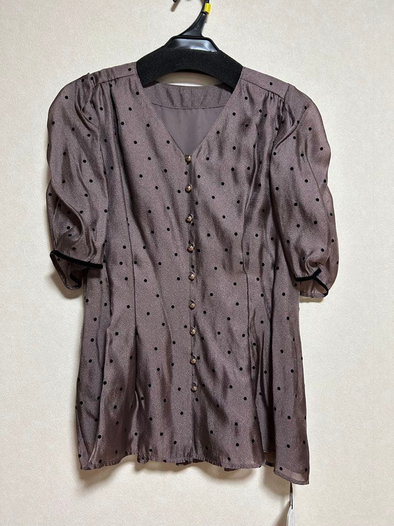 専用　新品、タグ付き！ジャスグリッティー ギャザースリーブフロッキーブラウス