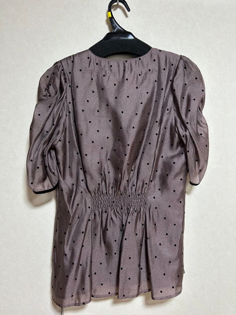 専用　新品、タグ付き！ジャスグリッティー ギャザースリーブフロッキーブラウス