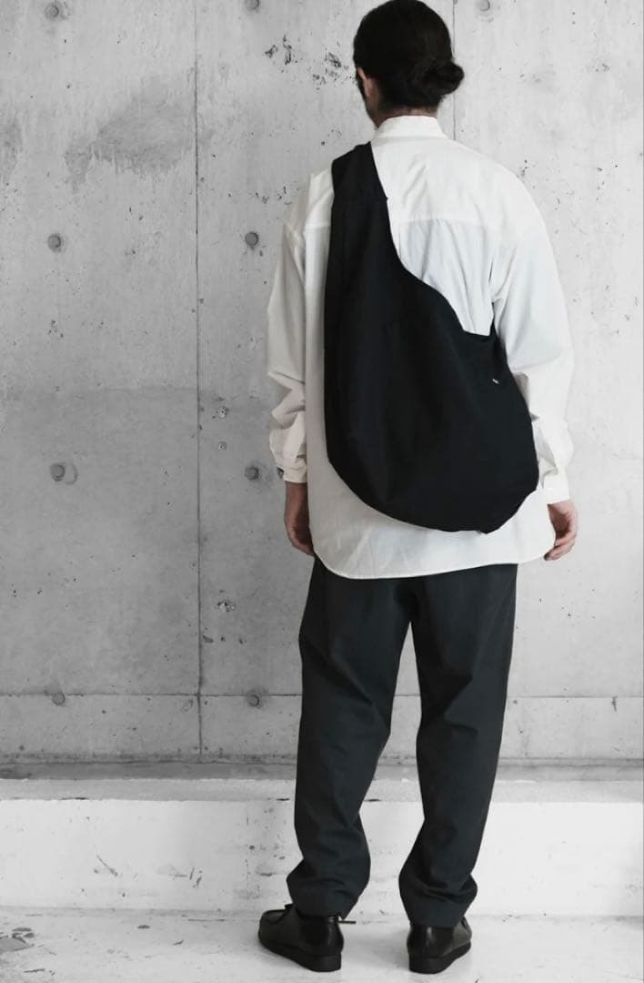 mù_ POSTMAN BAG BLACK