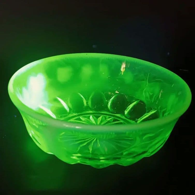 【希少】ウランガラス　乳白色　ガラスボウル　3枚　明治ガラス　大正ガラス