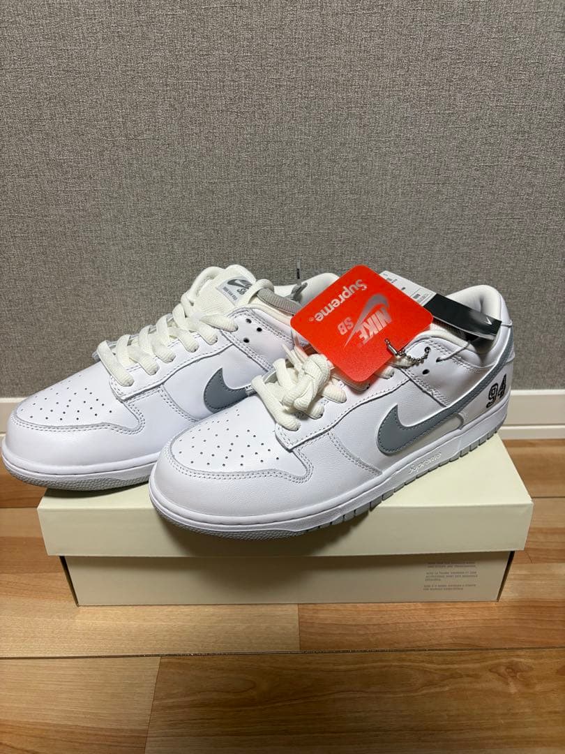 Supreme × Nike SB Dunk Low White スニーカー