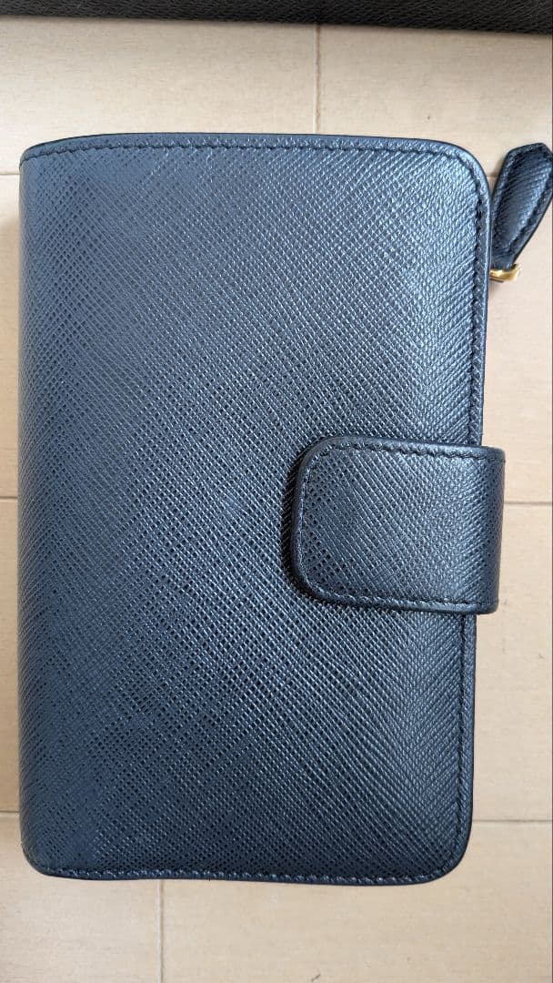 PRADA ネイビーレザー 二つ折り財布