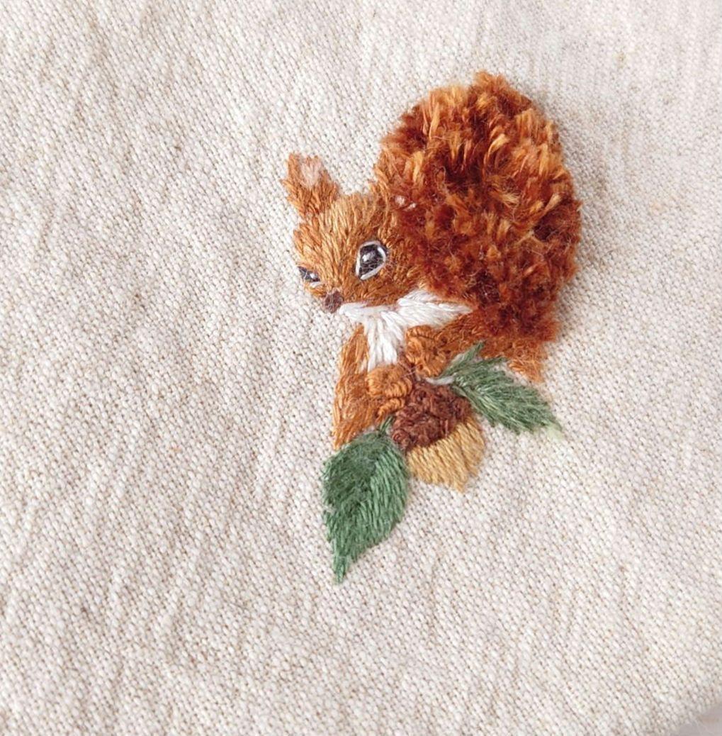 手刺繍入あずき/小豆のアイピロー【リス君とどんぐり】