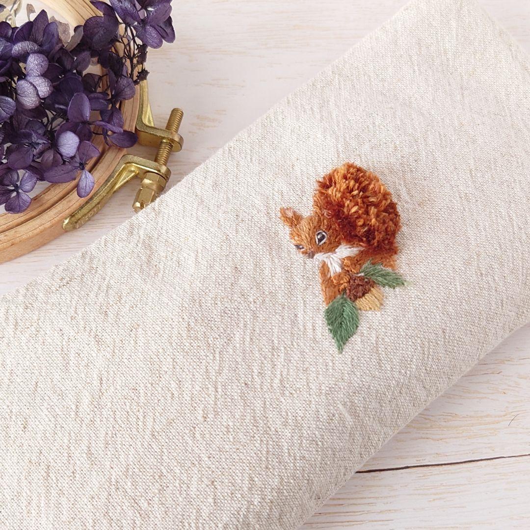 手刺繍入あずき/小豆のアイピロー【リス君とどんぐり】