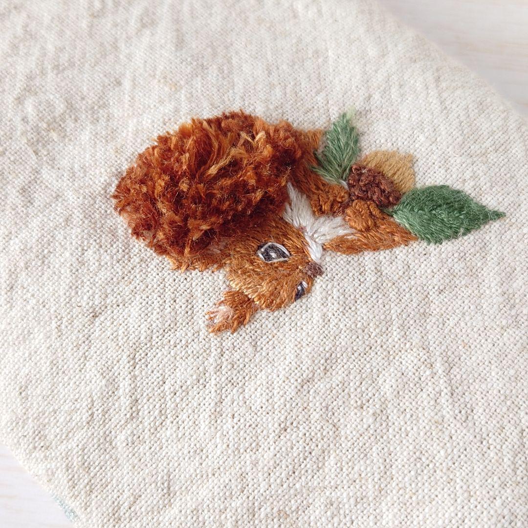手刺繍入あずき/小豆のアイピロー【リス君とどんぐり】