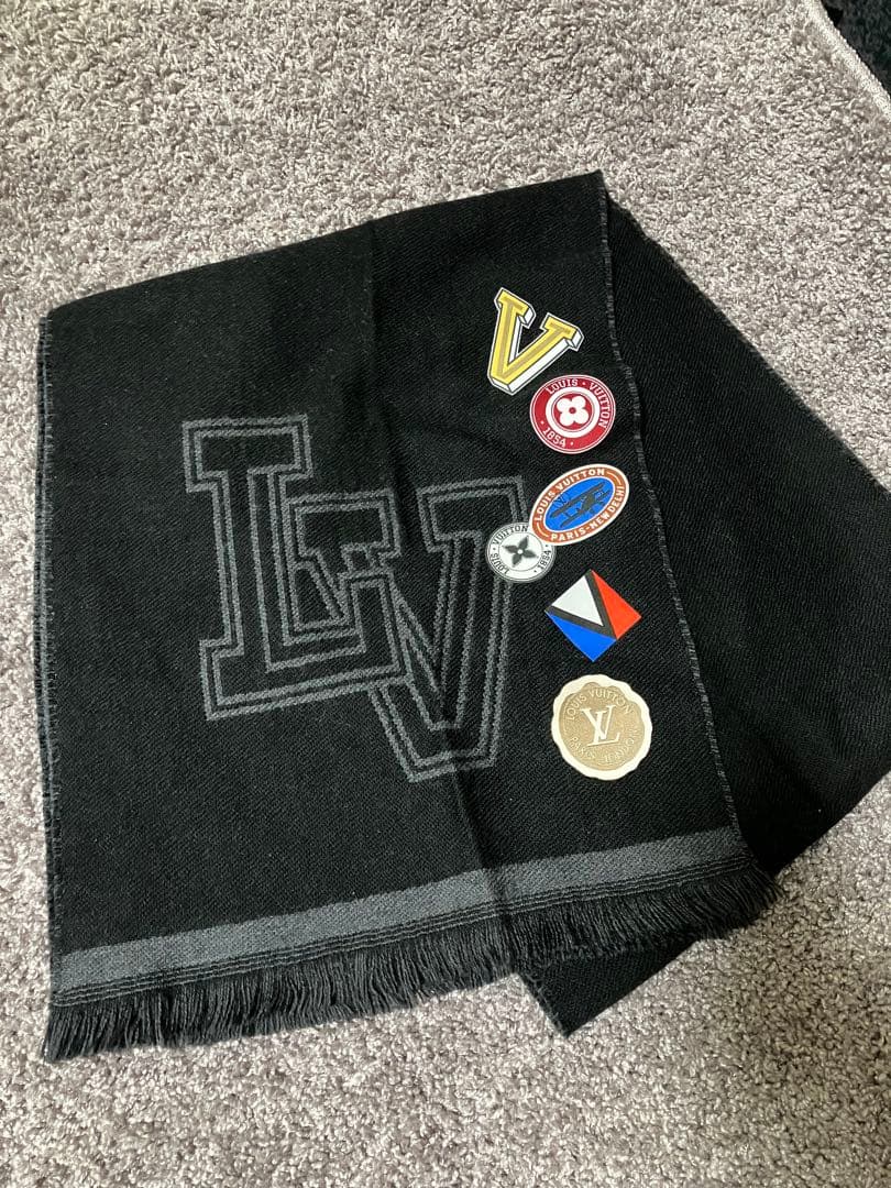 Louis Vuitton ブラック マフラー ロゴ付き