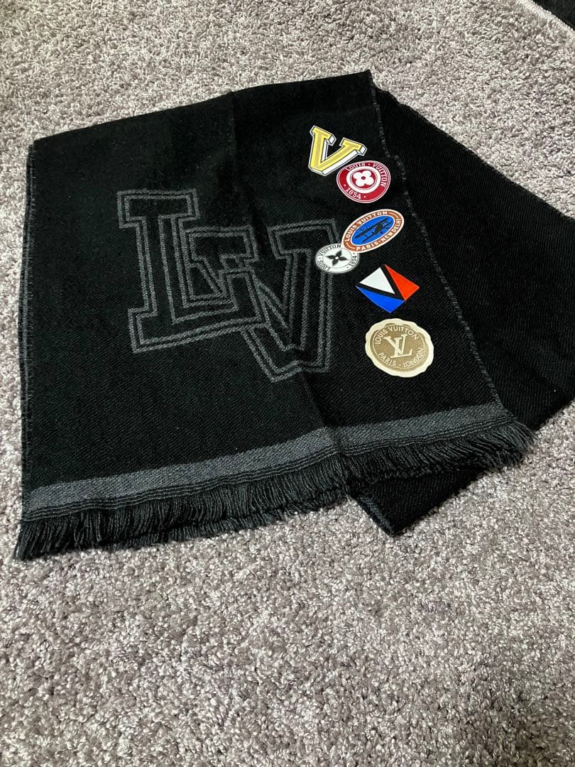 Louis Vuitton ブラック マフラー ロゴ付き