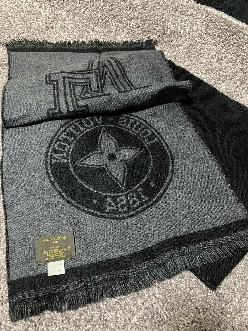 Louis Vuitton ブラック マフラー ロゴ付き