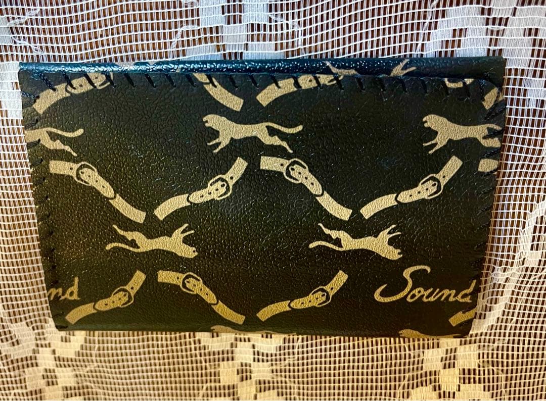 猫デザインの革製ポーチ