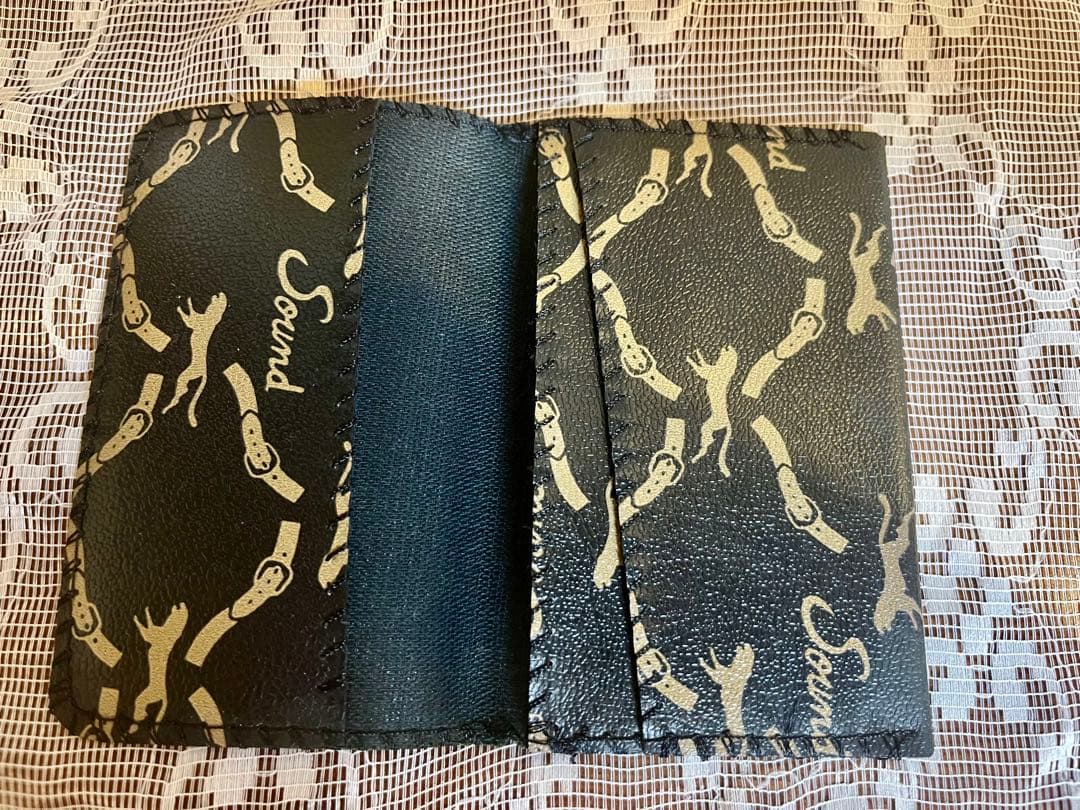 猫デザインの革製ポーチ