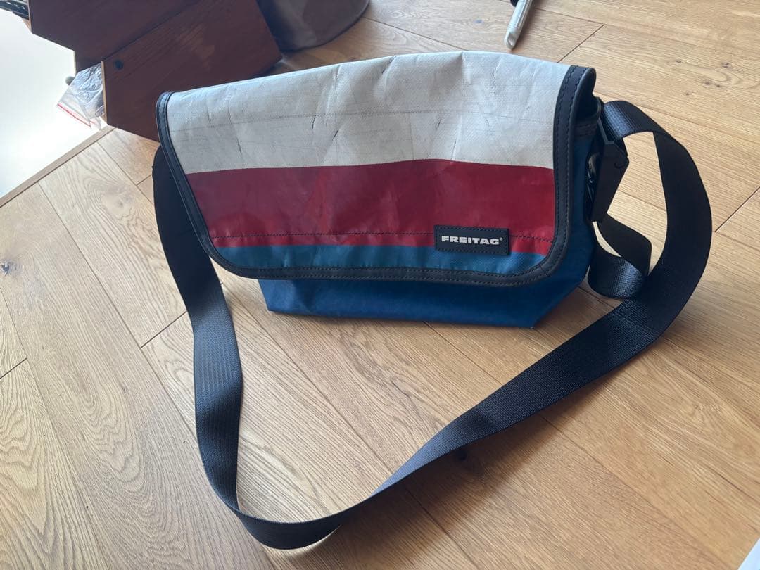 【Kartoon 】FREITAG メッセンジャーバッグ 青/赤/白トリコ