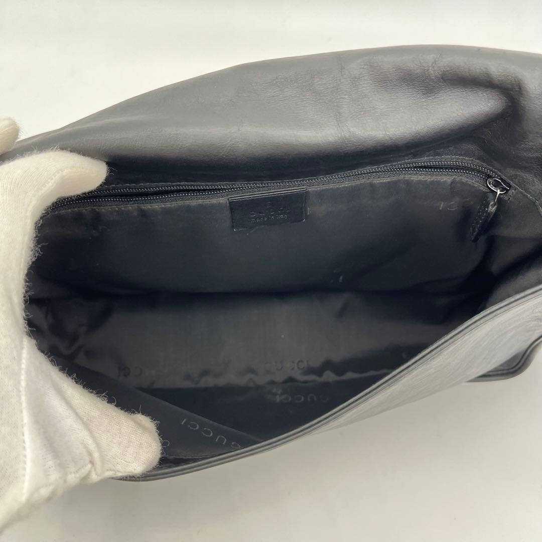 グッチ ショルダーバッグ メッセンジャー 斜めがけ ロゴ金具 ナッパレザー 黒