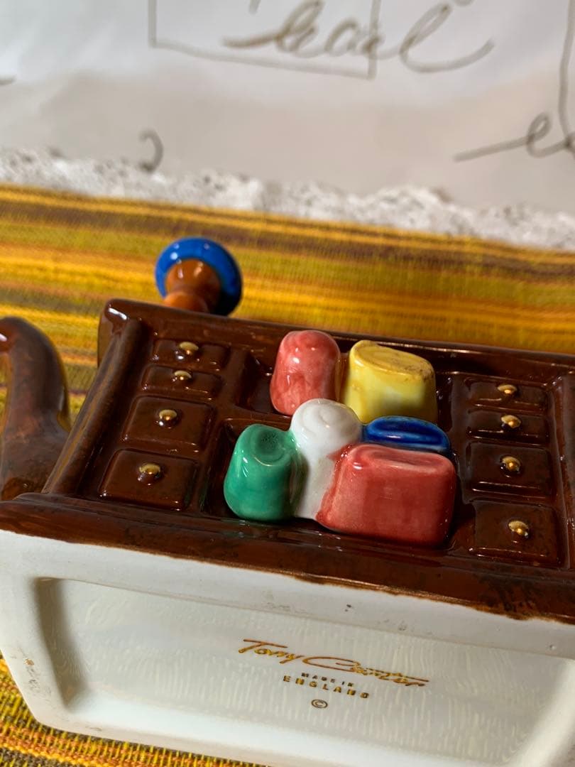 イギリス製　ビンテージのトニーカーターの可愛い服屋さんの手書きのポット！