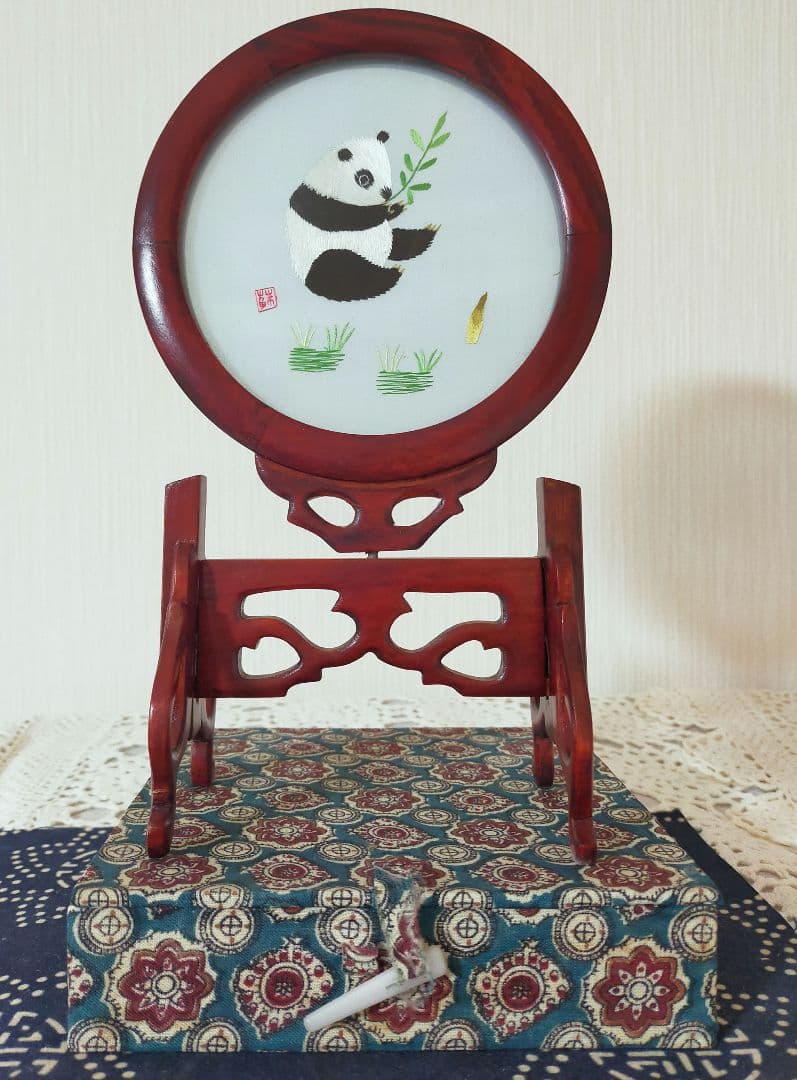 中国伝統工芸品　両面刺繍　可愛いパンダ　わけ有り　木製丸額　スタンド付き