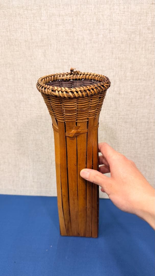 「#傾く美学 #依存の造形 この金色は、寄りかかる場所を求めている。」