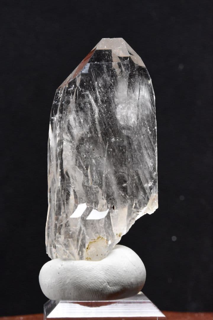 パキスタン スカルドゥ Ashopi鉱山産 角閃石入りライトスモーキーポイント