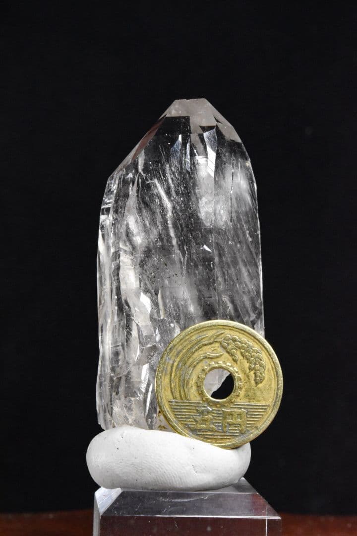 パキスタン スカルドゥ Ashopi鉱山産 角閃石入りライトスモーキーポイント