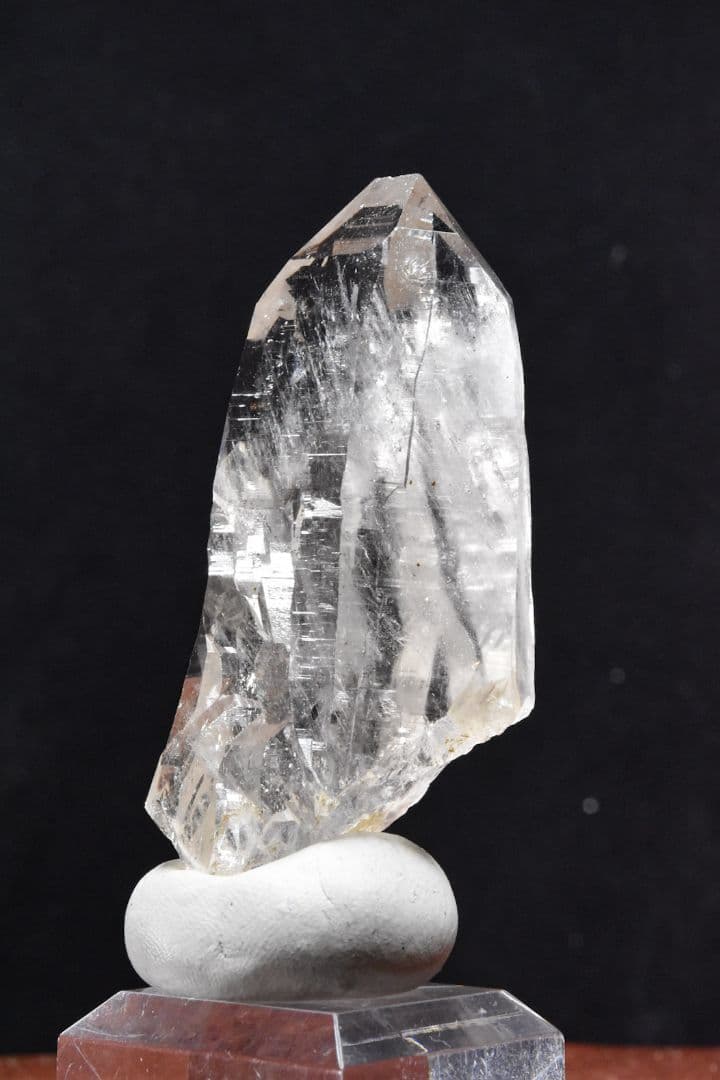 パキスタン スカルドゥ Ashopi鉱山産 角閃石入りライトスモーキーポイント