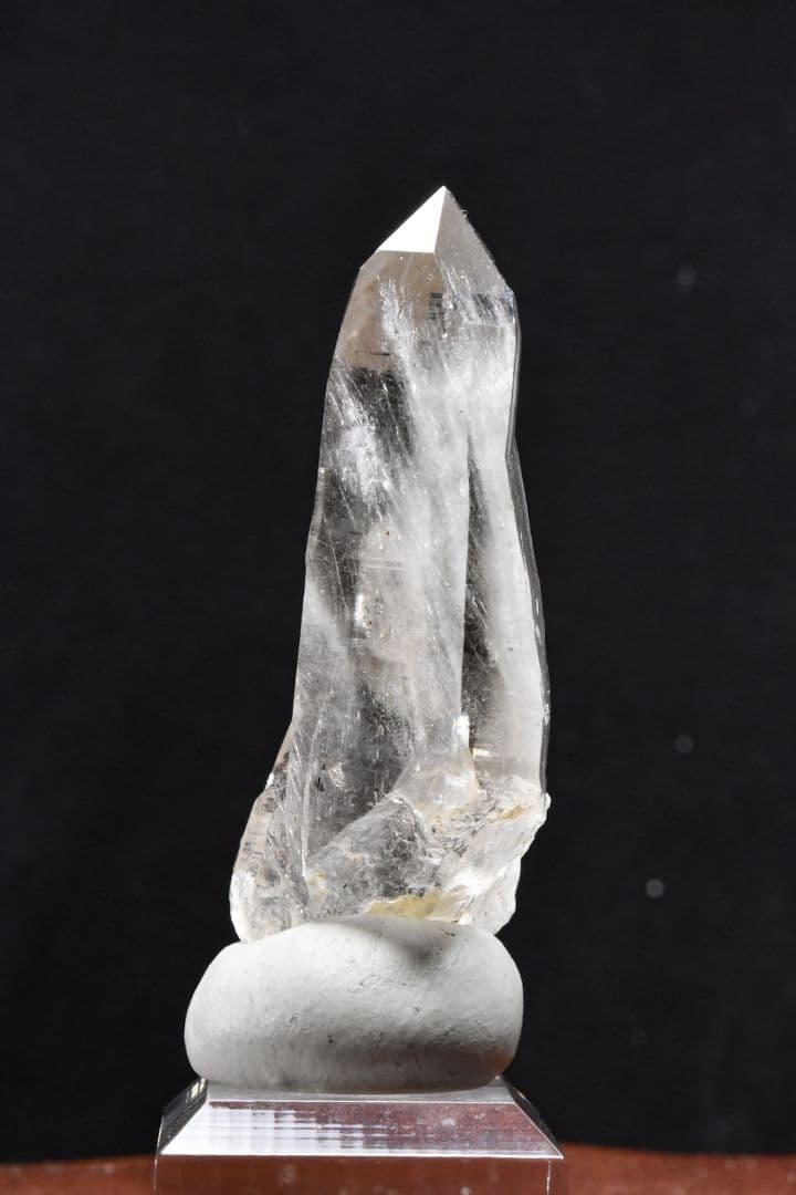 パキスタン スカルドゥ Ashopi鉱山産 角閃石入りライトスモーキーポイント