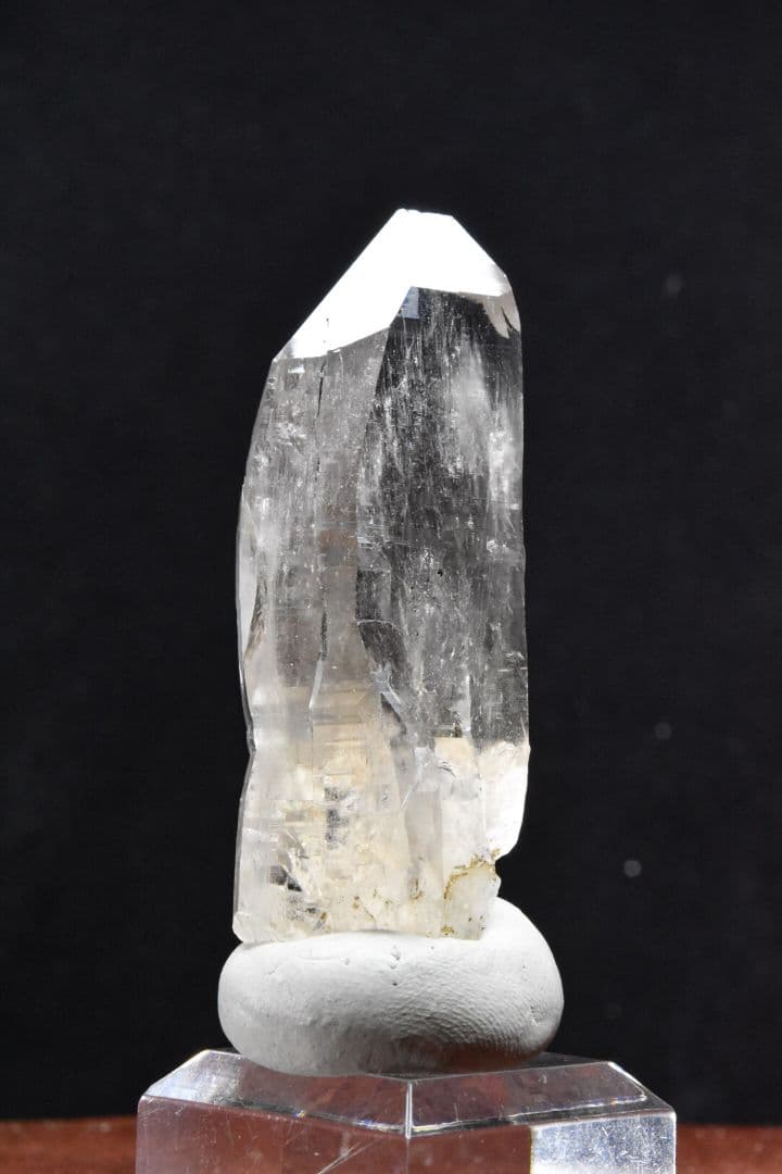 パキスタン スカルドゥ Ashopi鉱山産 角閃石入りライトスモーキーポイント